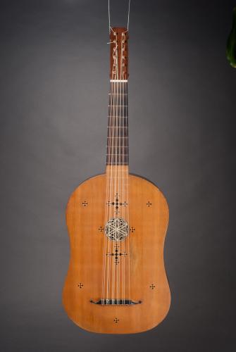 Viola de mão renascentista. Construtor: Pedro Caldeira Cabral, 1982. Baseado num instrumento existente no Musée Jacquemart-Andrée, Paris