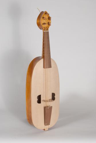 Viola de arco (fídula). Construtor: Joaquim António Silva e Orlando Trindade, 2015. Baseada nas esculturas do Pórtico da Gloria, Catedral de Santiago de Compostela (séc. XIII)
