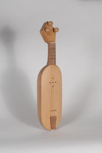 Guitarra Mourisca (?). Construtor: Orlando Trindade, 2004. Baseada nas esculturas do Pórtico da Gloria, Catedral de Santiago de Compostela (séc. XIII)