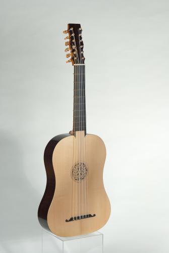 Viola de mão renascentista. Construtores: Joaquim António Silva e Orlando Trindade, 2002. Baseado num instrumento de fatura portuguesa pertencente ao Musée de la Musique, Paris