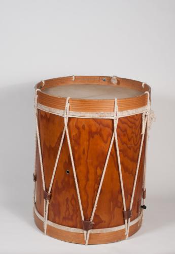 Tambor (atabaque). Construtor: Oficina de Artesanato César (Ermesinde), segundo dimensões de um instrumento de 1575 (Historiches Museum, Basel, Suíça).
